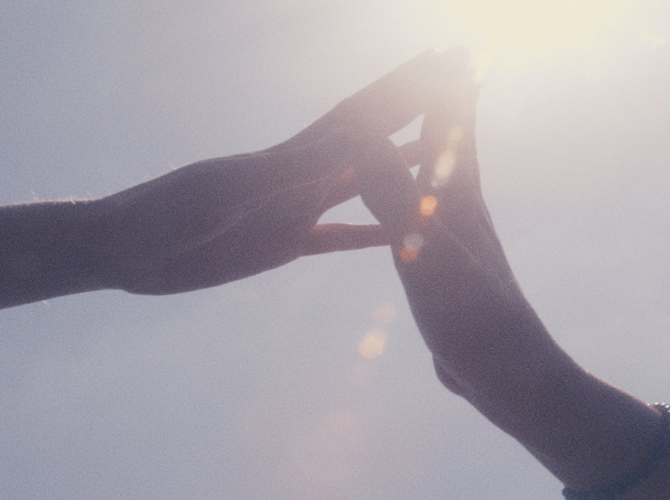 Sunlit cinematic magic: take advantage of the sun, and a dirty lens, to make some gorgeous images